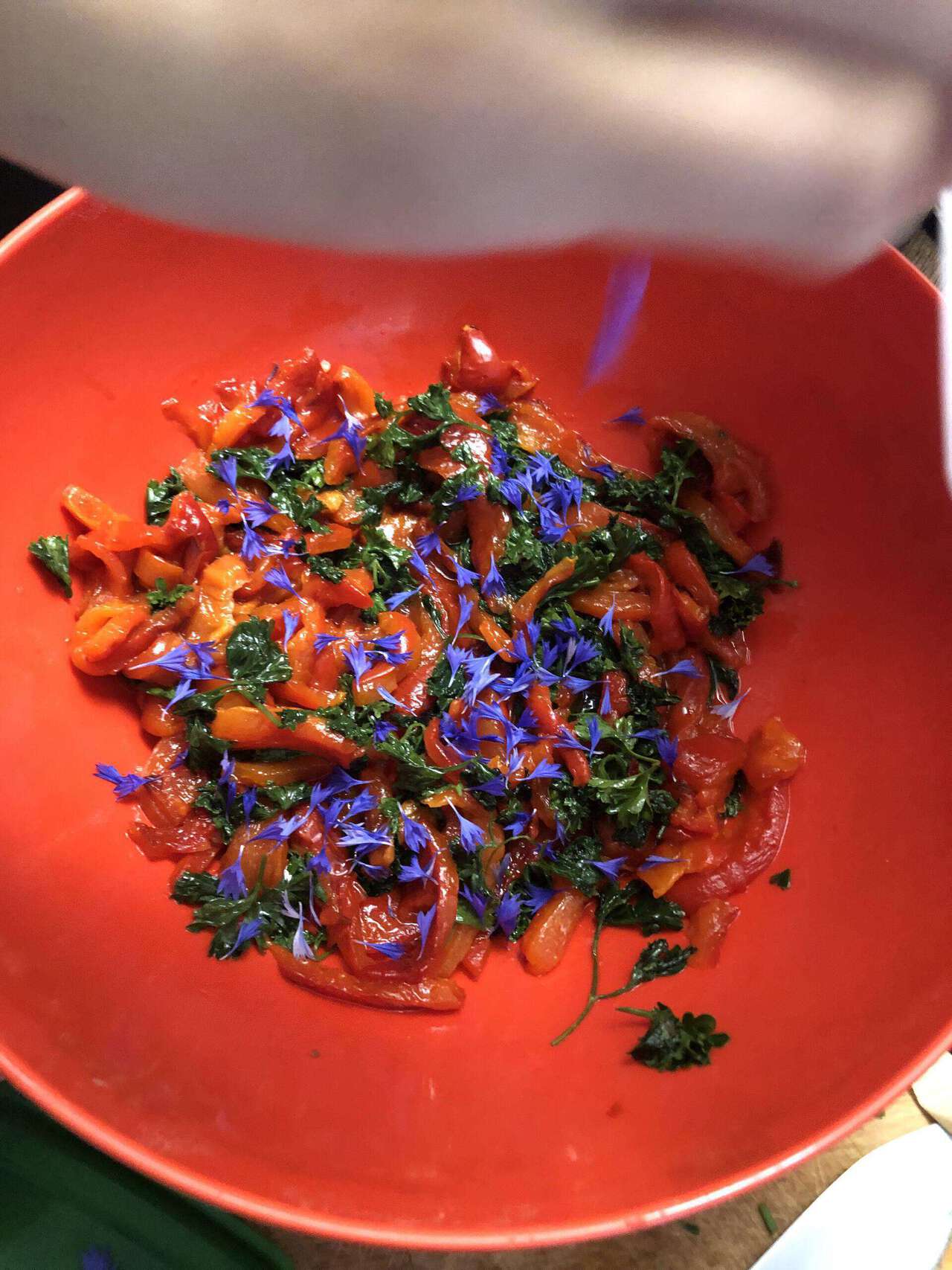 Beautiful salad that Kimberley made for us. On the vermilion bowl, with flowers that Chae and Kim picked during the weekend. Green parsely, with grilled vermilion paprikas, some oils.