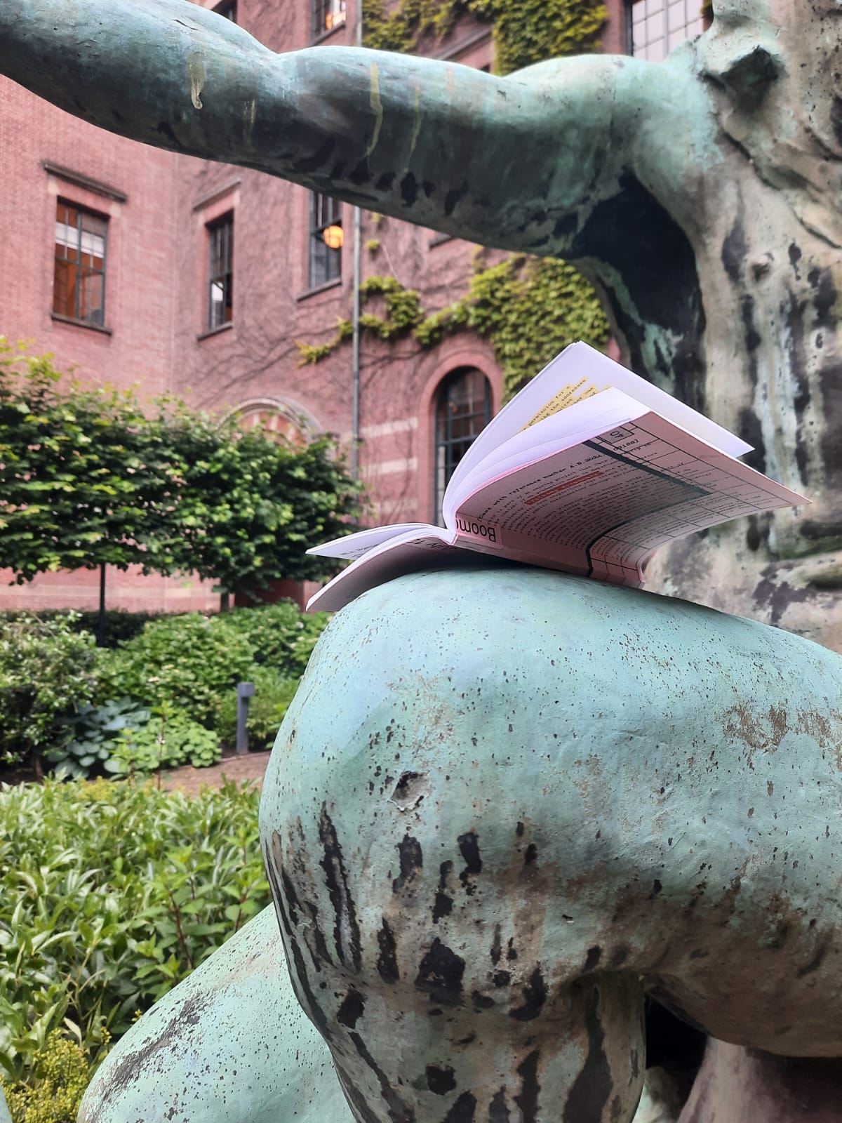 The statue in the garden of Gemeente is reading the scenario